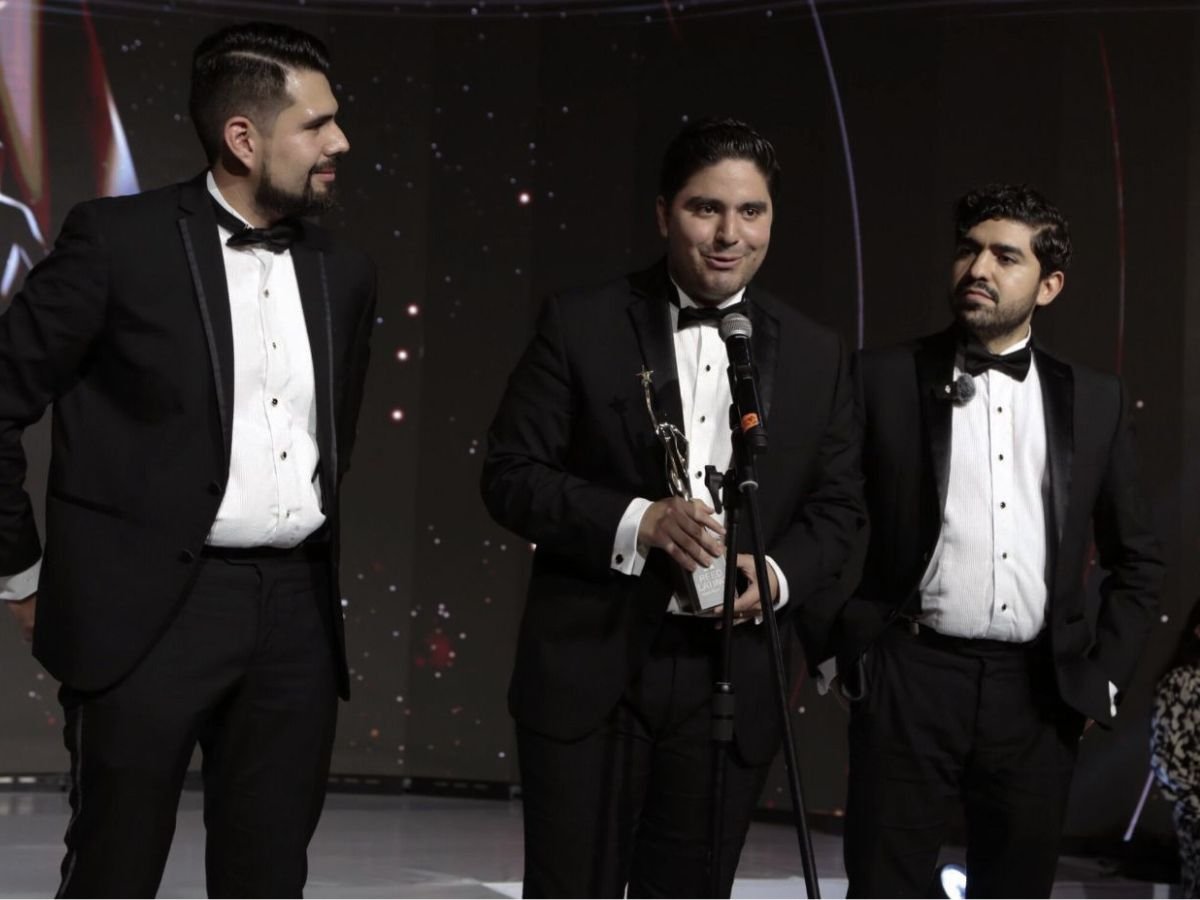 xevtfm's tweet image. #Telereportaje felicita a @poligrama_mx📊 por los reconocimientos obtenidos 👏🏻en los premios 🏆 @ReedLatino 

La  empresa dirigida por @patomorelos, Héctor Zuno y Gybram Vásquez, obtuvo tres galardones: 

⚜️Mejor Casa Encuestadora
⚜️Mejor Trabajo de Investigación de Opinión…