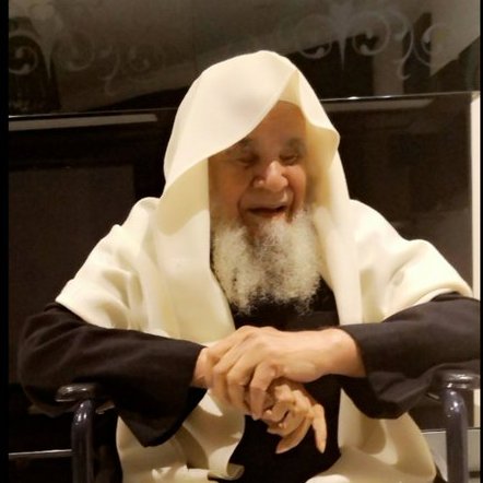 1. كان الشيخ الجليل عبد الله بن محمد المنيف رحمه الله عالِمًا، ومُربيًّا فاضلًا .. أمضى جُلَّ عُمره في التعليم، والدعوة، والإمامة، والخطابة ..
وُلِدَ رحمه الله عام 1353هـ 1934م في بلدة أُشَيْقِر في إقليم المَحْمَل شمال غرب مدينة الرياض، وأُصيب في صغره بمَرضٍ أفقده بصَرَه، لكنّ