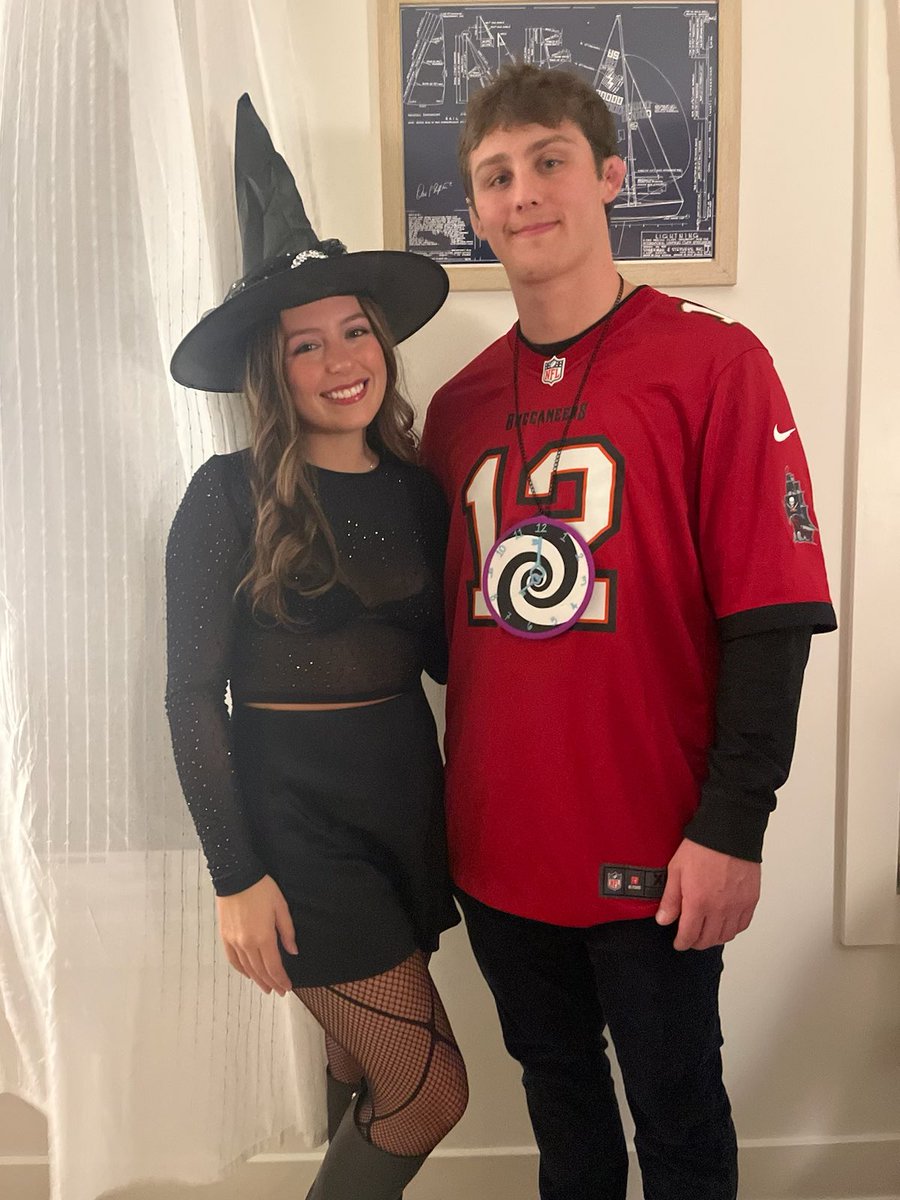 Jstills40's tweet photo. @ScottHanson its a buccaneers witching hour https://t.co/0WNORhplvS