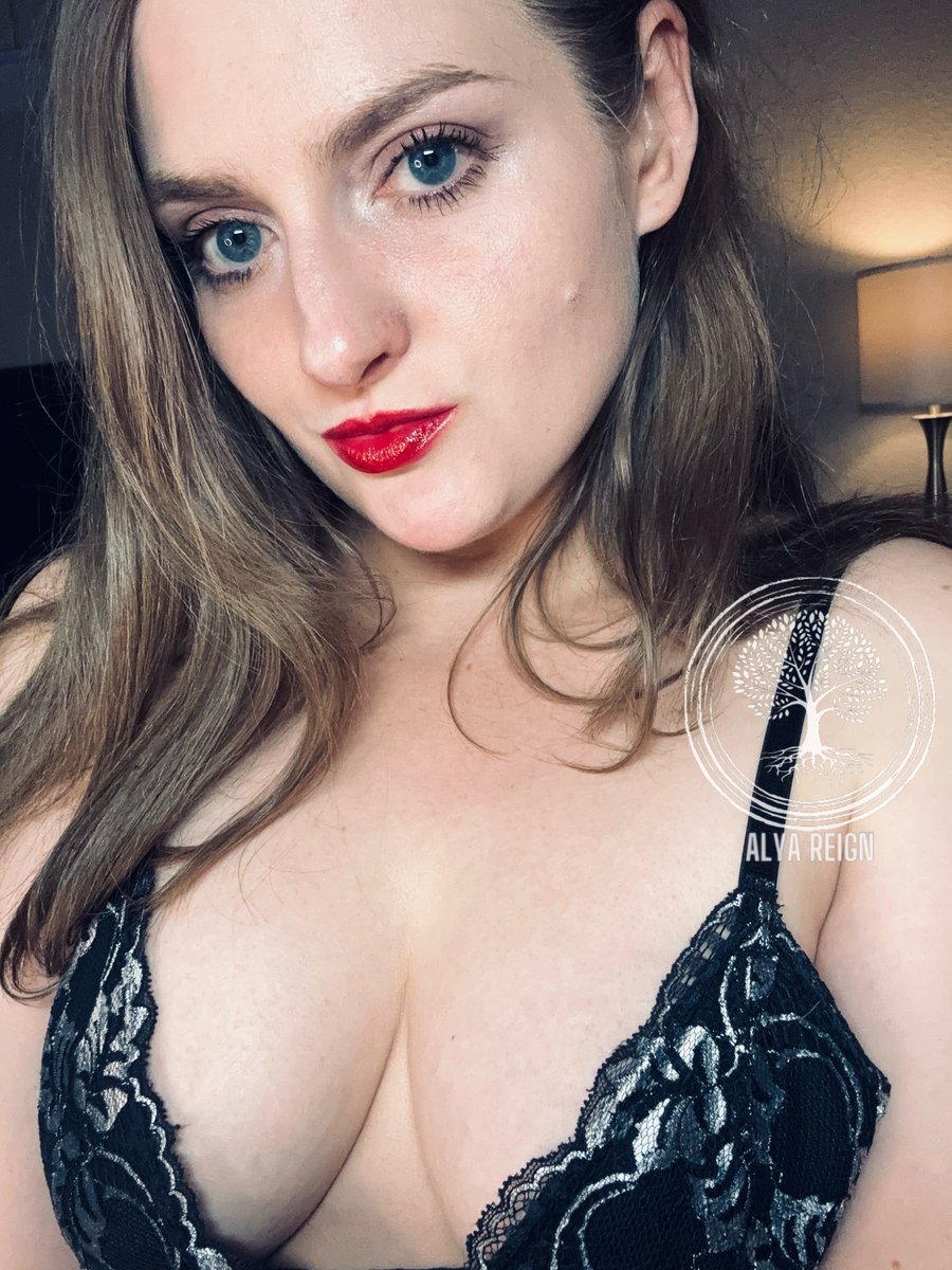 GoddessAlyaR's tweet photo. I brought what I brought. You need to send for the tacos 😘

femdom findom blueeyes redlipstick send spoilme https://t.co/khxGflVV3w