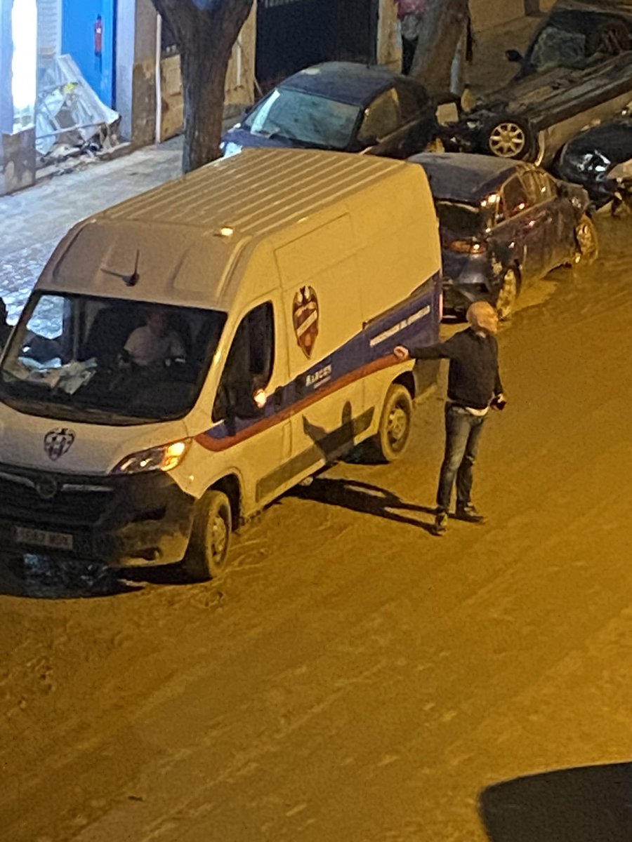 _annna23_'s tweet photo. Ahora mismo una furgoneta del Levante en mi calle y el presidente dando cosas que llevan en la furgona para los vecinos de los comercios de la calle, orgull 💙❤️🐸 https://t.co/MBm8tr3Drb