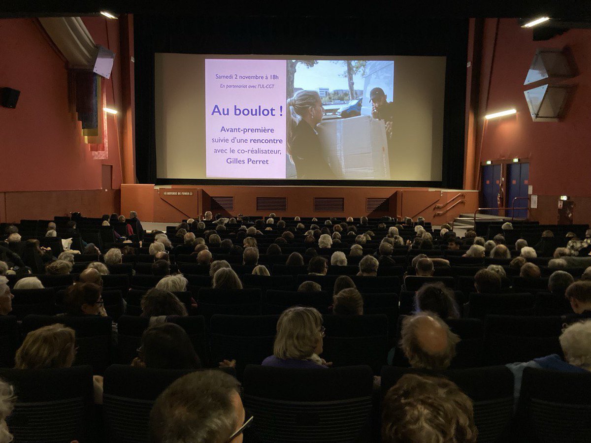 Au Boulot! (@auboulot_film) on Twitter photo Très grosse affluence ce soir à Ivry avec <a href="/Gilles_Perret/">Gilles Perret</a> : plus de 350 personnes pour voir « Au Boulot ! » en avant-première !
« Il y a autant de monde, voire plus, que pour "Merci Patron!" », entend-on sur place.
Rendez-vous mercredi au cinéma pour la sortie du film ! Très grosse affluence ce soir à Ivry avec <a href="/Gilles_Perret/">Gilles Perret</a> : plus de 350 personnes pour voir « Au Boulot ! » en avant-première !
« Il y a autant de monde, voire plus, que pour "Merci Patron!" », entend-on sur place.
Rendez-vous mercredi au cinéma pour la sortie du film !