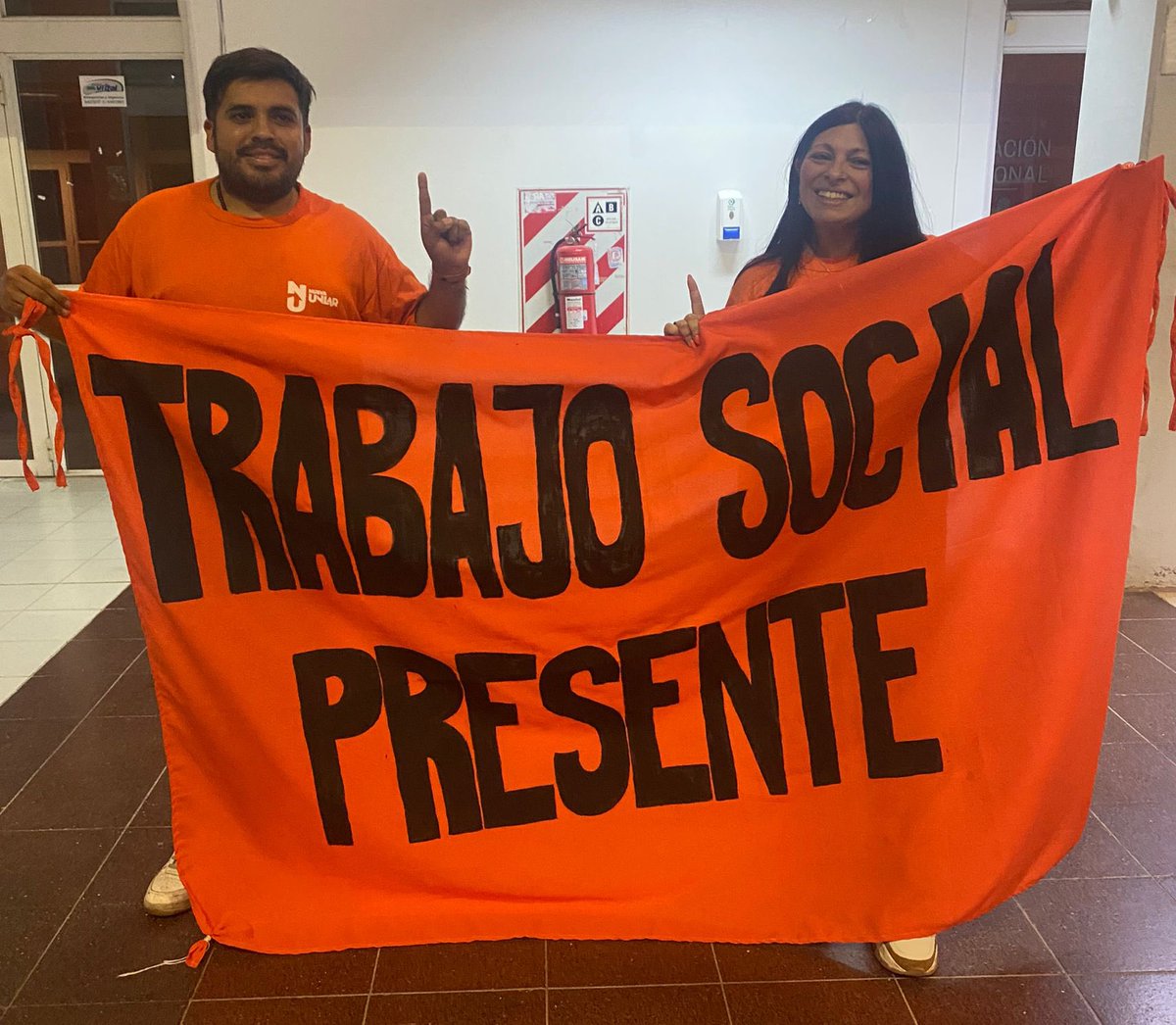 AdrianLaRioja's tweet photo. El Dato Unlar:

SE APAGÓ LA ULTIMA LUZ EN SOCIALES! 

Noelia Cuevas y su equipo de Nueva Unlar dieron la última gran batalla en el Depto de Sociales y ganaron la Dirección de Carrera de Trabajo Social.

Los "iluminados" suman un nuevo fracaso en estas elecciones 2024 en la UNLaR! 

(Muchachos pónganse un kiosko, les va a ir mejor 😂)