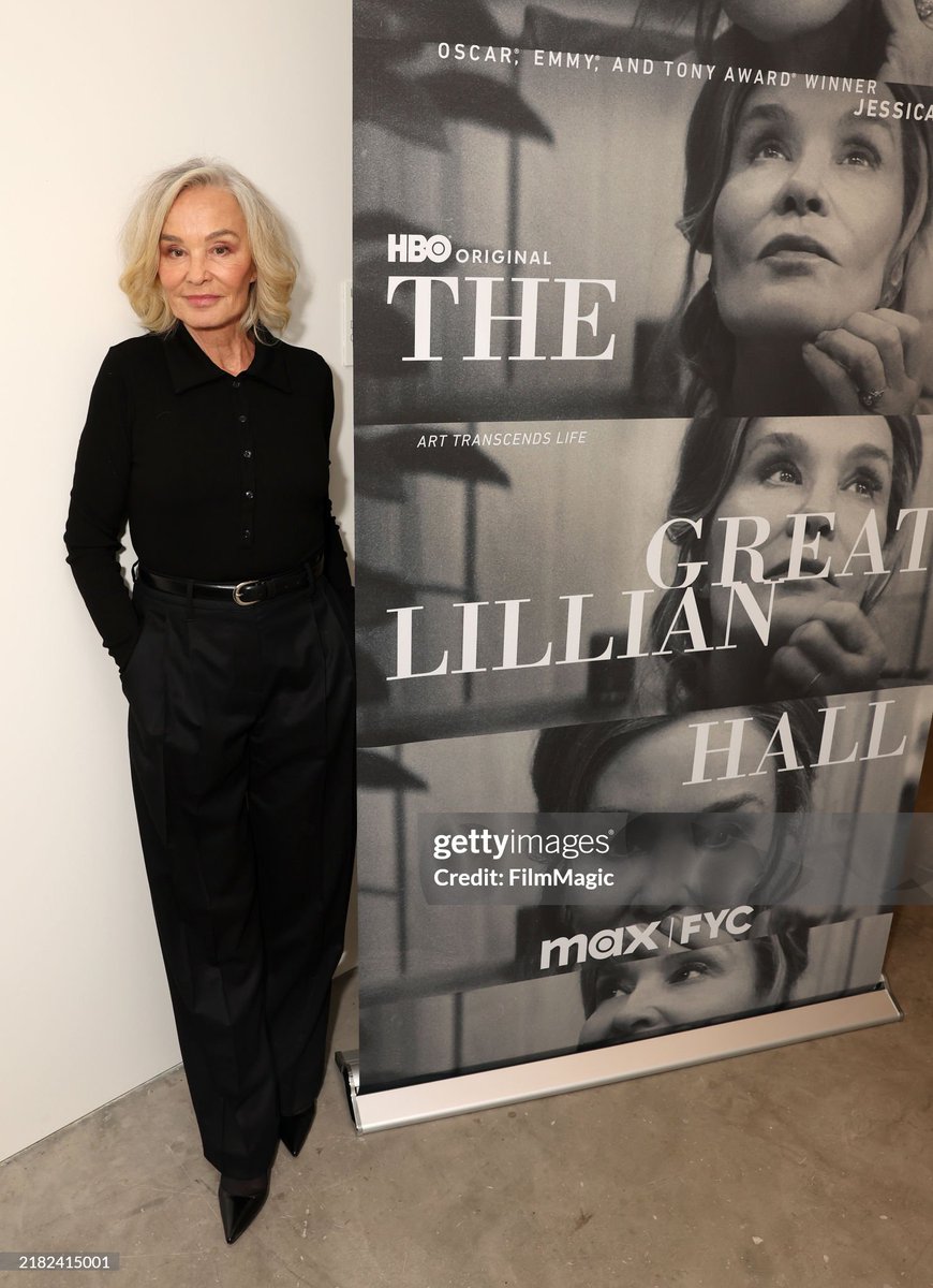 ChristineAnnieF's tweet photo. God she's so damn attractive in that outfit🔥 https://t.co/TfZ6IYiuHD