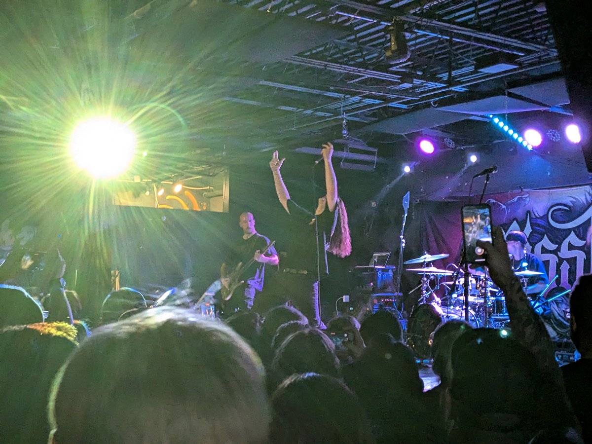 JoshtheJRK's tweet photo. Got to see @Bloomsyd @inheartswake @TraitorsBandUSA @missmayiband last night. Here are a few photos from a wild crazy Friday night. More to come due to Twitter's stupid limitations. https://t.co/rCdNQXyEQA