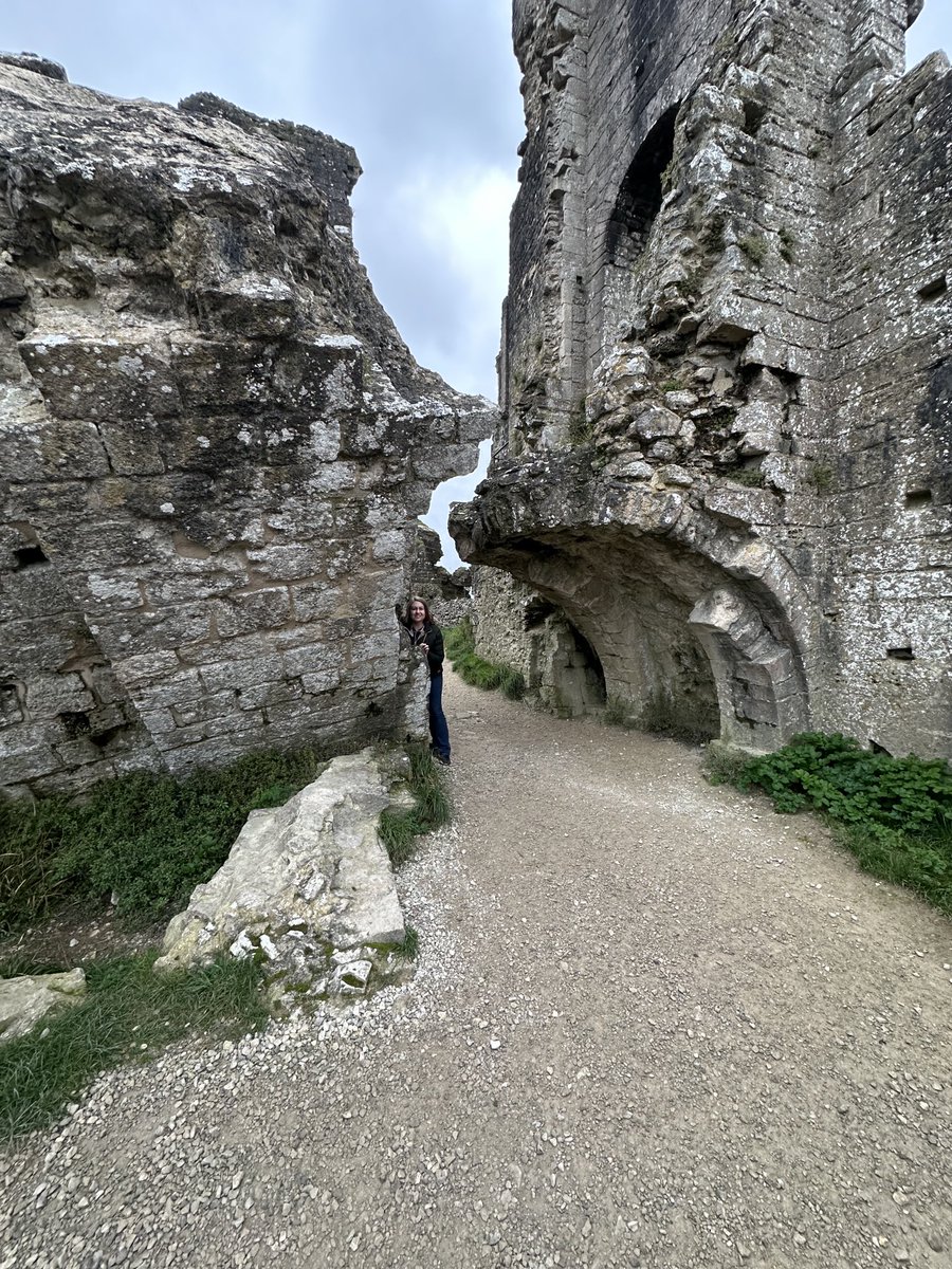ENortonHistory's tweet image. Dodging the rain this afternoon to visit Corfe Castle in Dorset. ☔️ 🏰 #corfe #corfecastle #dorset