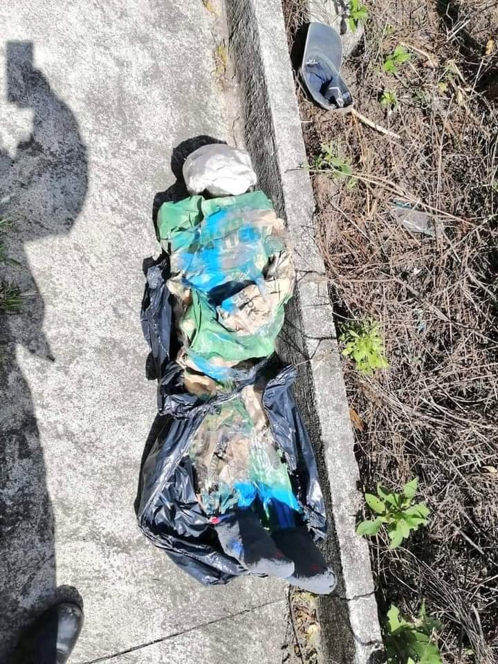 Noti7Guatemala's tweet photo. 😠INDIGNANTE😕| UNA BROMA DE MAL GUSTO  

Bomberos Voluntarios reportaron que fueron alertados sobre una persona fallecida en la carretera a Concepción, San José #Pinula.  

Al llegar al lugar se percataron que se trataba de un muñeco envuelto en papel y plástico. Hacen el llamado a los pobladores a ser consientes y evitar hacer este tipo de bromas.