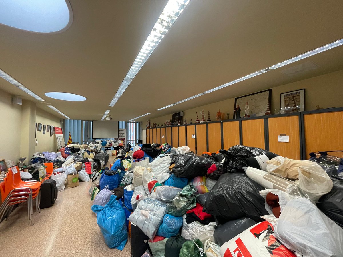 CdBCN's tweet photo. Milions de gràcies, Barcelona. Estem superats de tanta solidaritat. 

⚠️ NO PODEM ASSUMIR MÉS DONACIONS.  

Demà tancarem per organitzar tota la logística.  Estem sense paraules. 

Aquí sota tota la informació ⬇️ https://t.co/P89hVHQ3MX