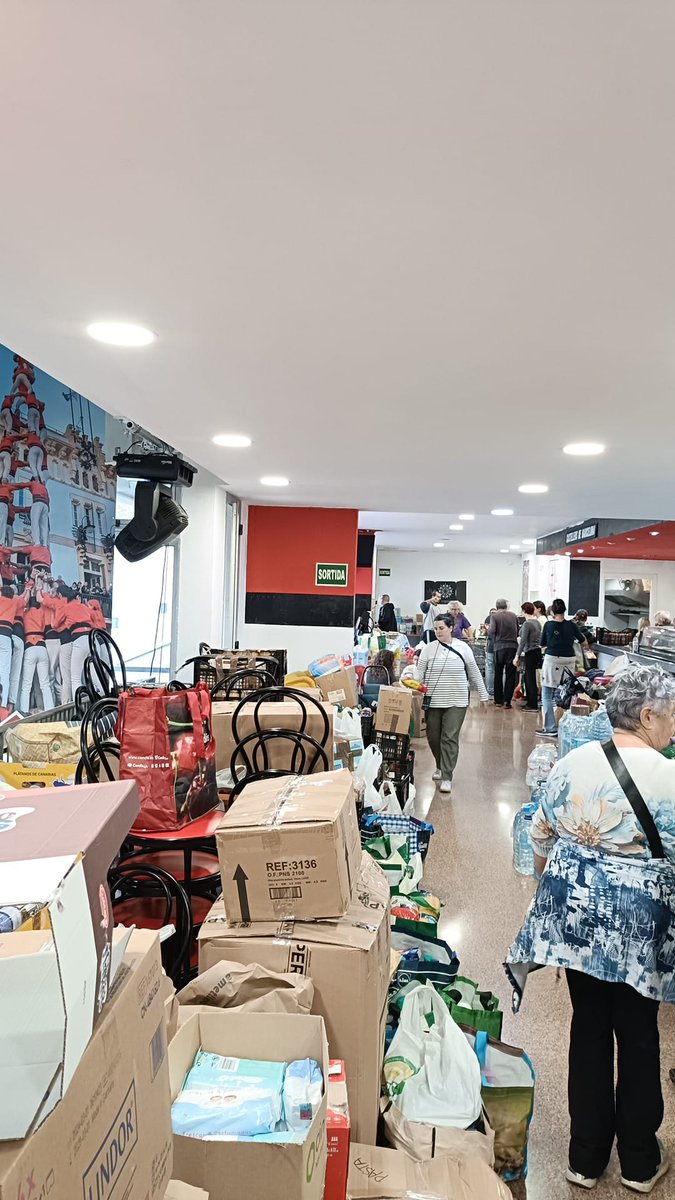 CdBCN's tweet photo. Milions de gràcies, Barcelona. Estem superats de tanta solidaritat. 

⚠️ NO PODEM ASSUMIR MÉS DONACIONS.  

Demà tancarem per organitzar tota la logística.  Estem sense paraules. 

Aquí sota tota la informació ⬇️ https://t.co/P89hVHQ3MX