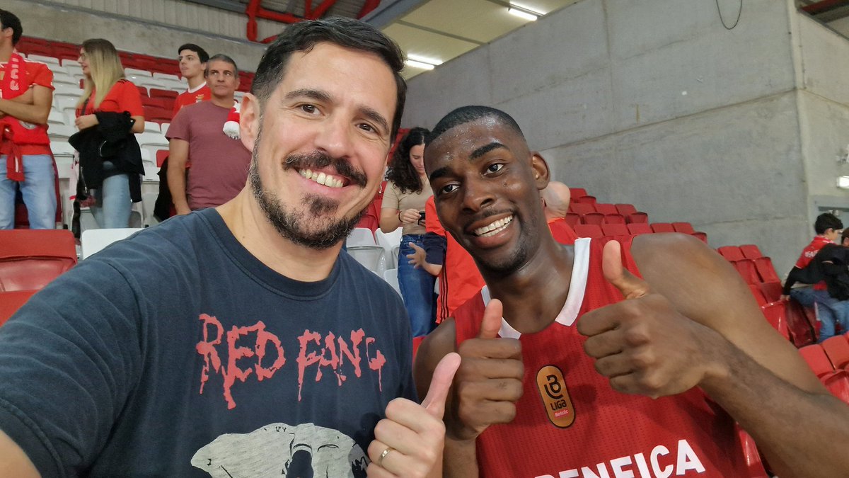 Está feito um Senhor jogador.

Senhoras e senhores, o número 0 do <a href="/SLBenfica/">SL Benfica</a>, Eduardo Francisco! 🦅🫶🏼🇦🇴🏀