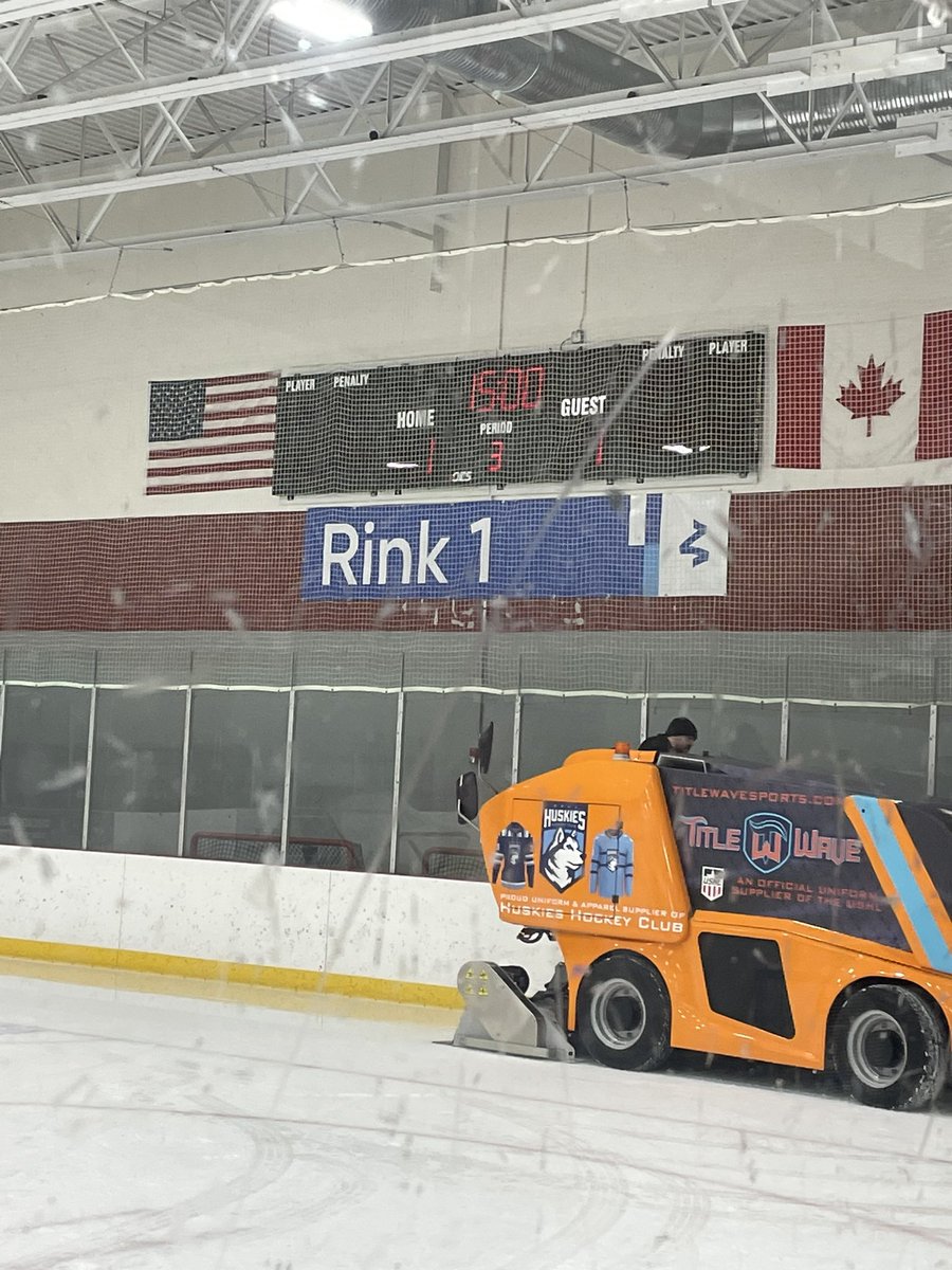 CLEWILDCATS15U's tweet photo. Game 3 of CCM…Cats vs. Chicago Hawks. 

Locked up 1-1 after two periods of play! 

Boehm from Sekret and Thomson. 

Zane Beringuel in net with 19/20 saves so far. https://t.co/GadUzOQiLe