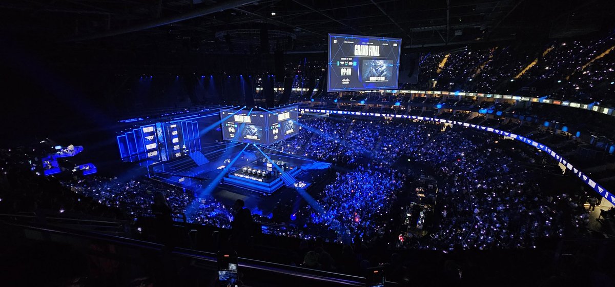 SILVER SCRAPES! <a href="/T1LoL/">T1 LoL</a> schnappt sich game 4 ! Nun wird die Weltmeisterschaft in einem letzten Match entschieden. Holy. Crap! #Worlds2024 #LeagueOfLegends