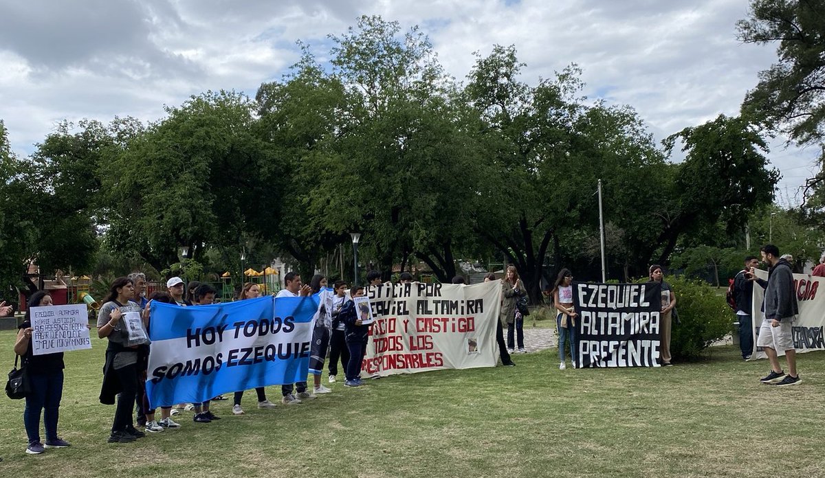 therealbuni's tweet photo. La familia de Ezequiel Altamira esta haciendo una marcha para bajar la edad de imputabilidad
Al pibe lo atacaron en manada para robarle y lo mataron
Los asesinos están libres por ser menores y se cagan de risa en instagram https://t.co/5rcxKSduVs