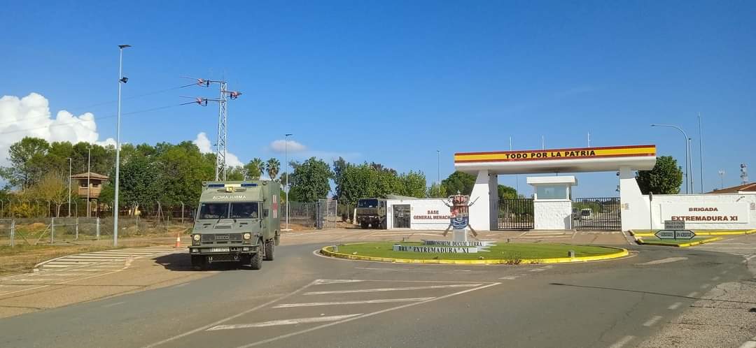 Ha partido de la Base General Menacho (Badajoz) un convoy con medios y personal de la #BrigadaExtremadura hacia #Valencia para apoyar al personal militar desplegado y colaborar en las labores de limpieza y desescombro, para tratar de paliar los daños de la #DANA.
<a href="/EjercitoTierra/">Ejército de Tierra 🇪🇸</a>
