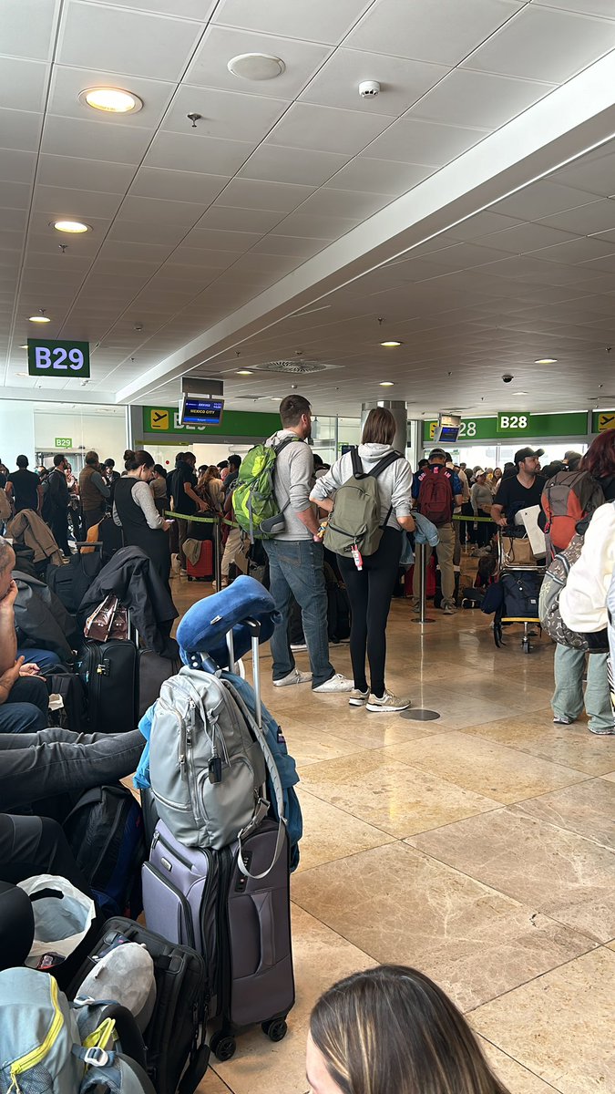 carillow's tweet photo. Sneak peek de como hacer un pésimo manejo de crisis. Todos amontonados sin orden. La verdad denle un buen aumento al único representante de la aerolínea atendiendo a las 300 personas que perdimos el vuelo. Que valor de persona y que vergüenza de aerolínea https://t.co/ENBENMFMaY