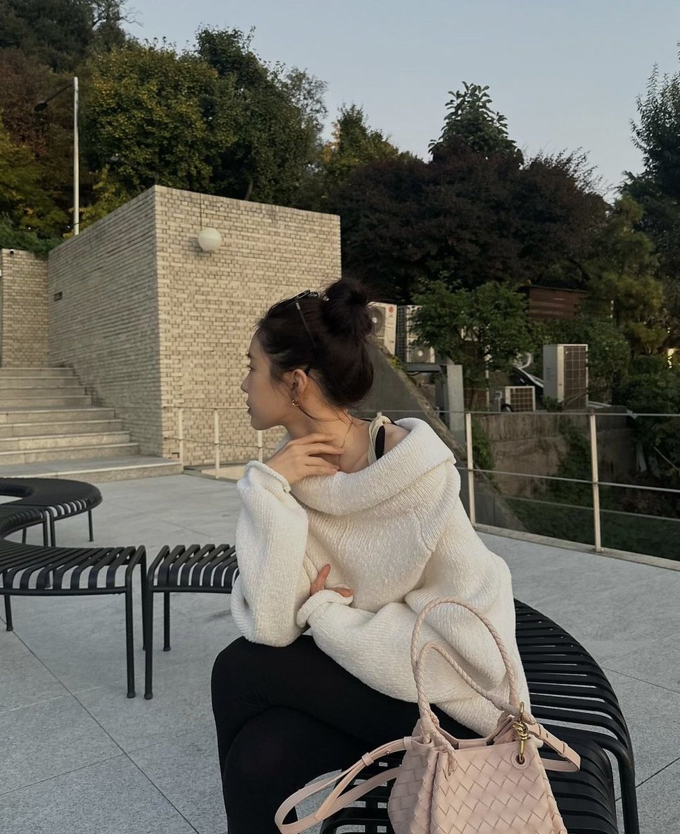 sonnaphile's tweet photo. And probably failed because working with laptop wasn't my cup of tea. Just let me be the model, pretty sure I'd do it better. https://t.co/1zFOBLsnGl