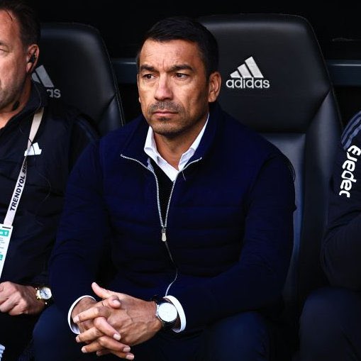 Sen bu klübe değil hoca, Beşiktaş belediyesinde çöpçü bile olamazsın..! #BJKvKAS