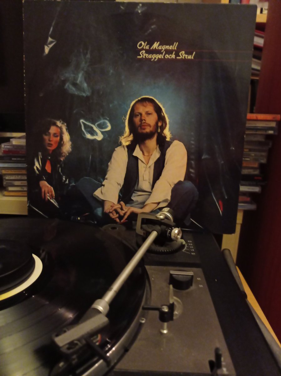 På min grammofon ikväll: Ola Magnell med plattan "Straggel &amp; Strul från -79.
Jag har alltid tyckt att lyssna på Ola är som att komma hem ♥️