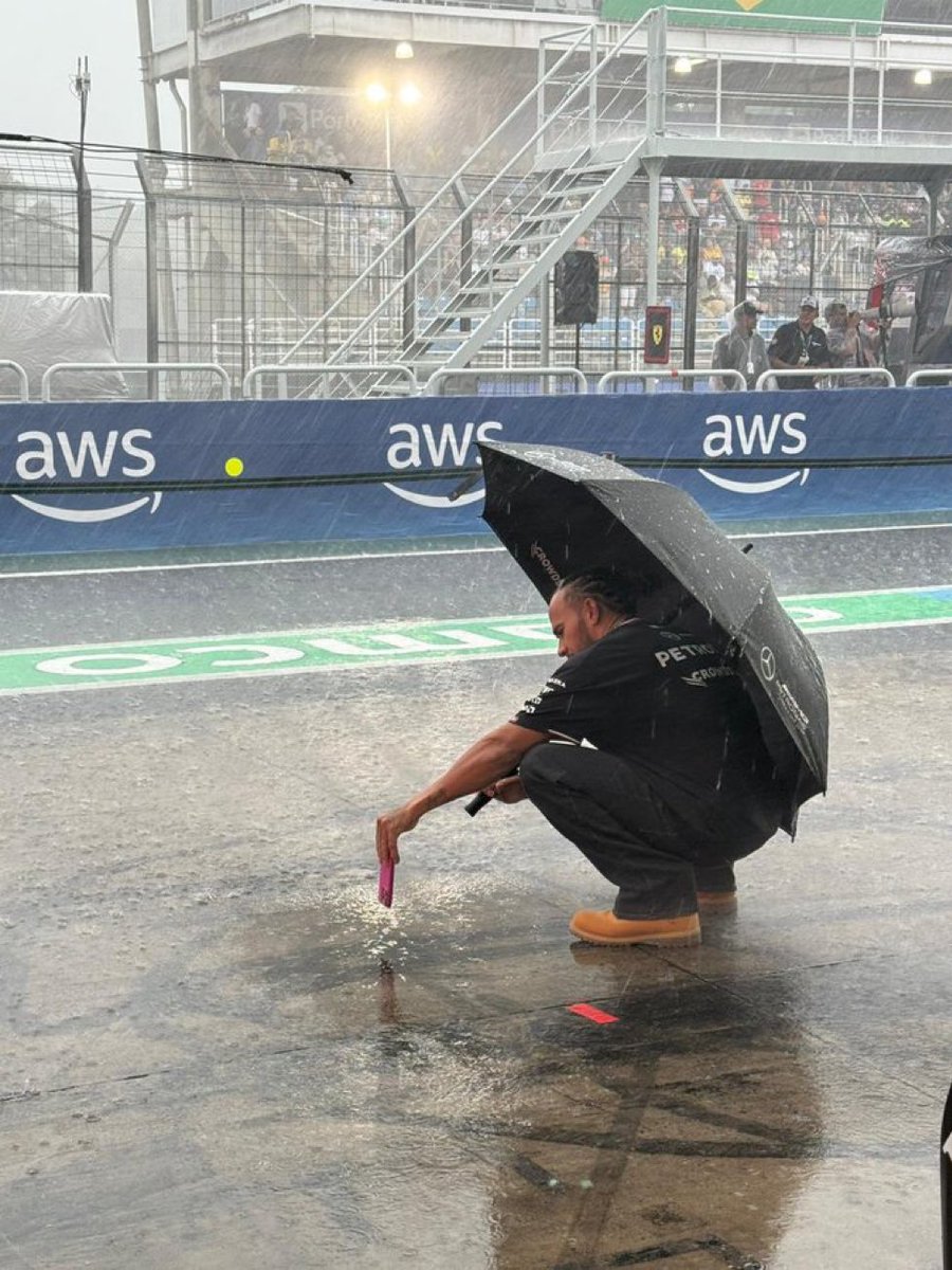 Lewis dijo: “para mi aesthetic” JAJAJAAJ