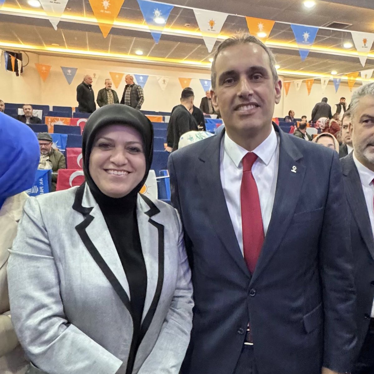 📍YOMRA 

Bugün YOMRA’da şenlik vardı. Yomra’da kongre heyecanını ve coşkusunu tüm teşkilatımızla birlikte yaşadık. 

Kongrede iki listeli bir yarış sonrasında teşkilatın teveccühü ile yeniden İlçe başkanı olarak seçilen Sn Aydoğan İskender başkanıma  ve yeni yönetimine yürekten