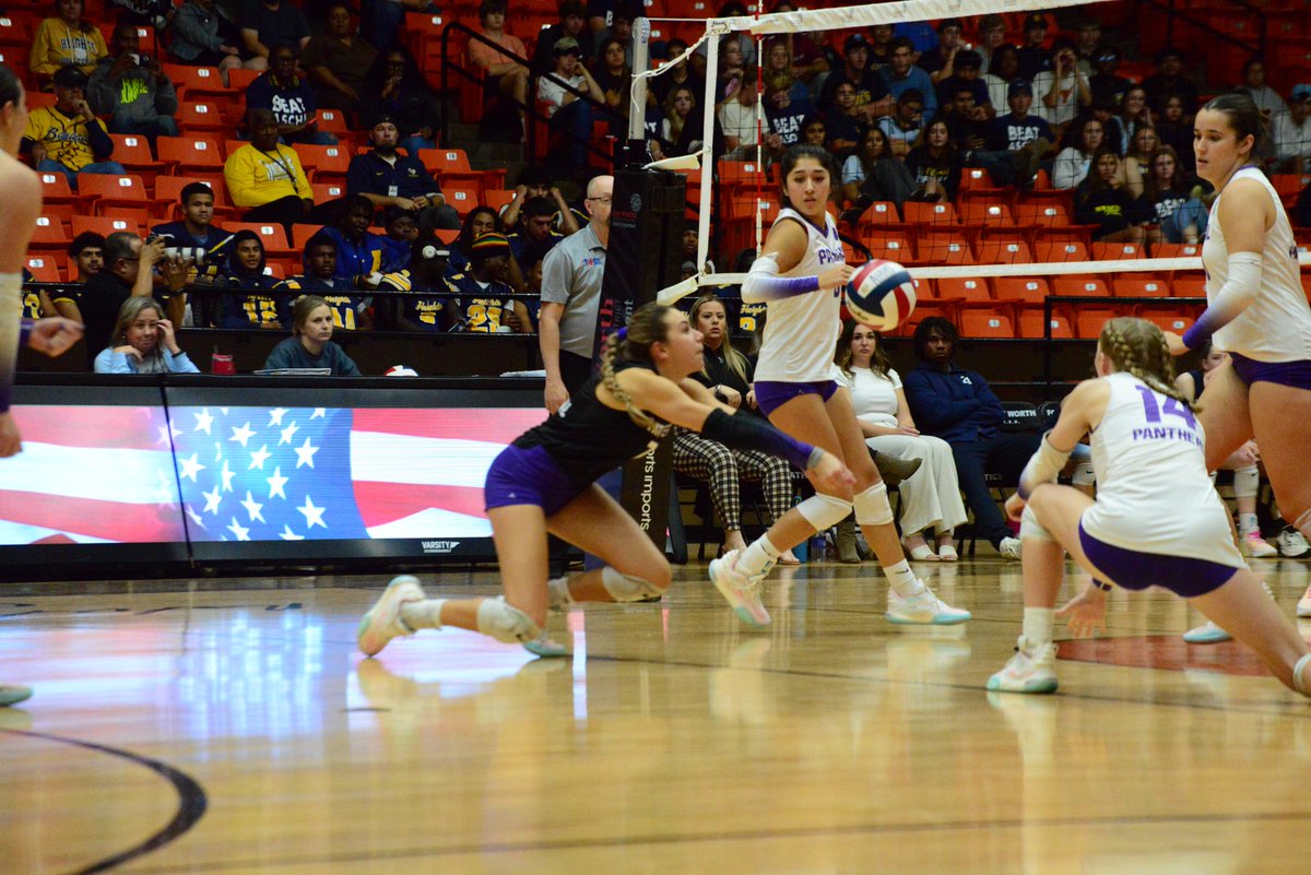 Paschal Jr libero <a href="/dyerava7/">Ava Dyer</a> was the floor general during the Panthers 3-1 win over Heights on Friday. 31 digs - season high - and third most of her career

<a href="/PHSvbFNO/">PHS Volleyball</a> wins the 1st place tiebreaker and starts the D1 playoffs #1 seed while hosting Burleson at Wilkerson on Monday