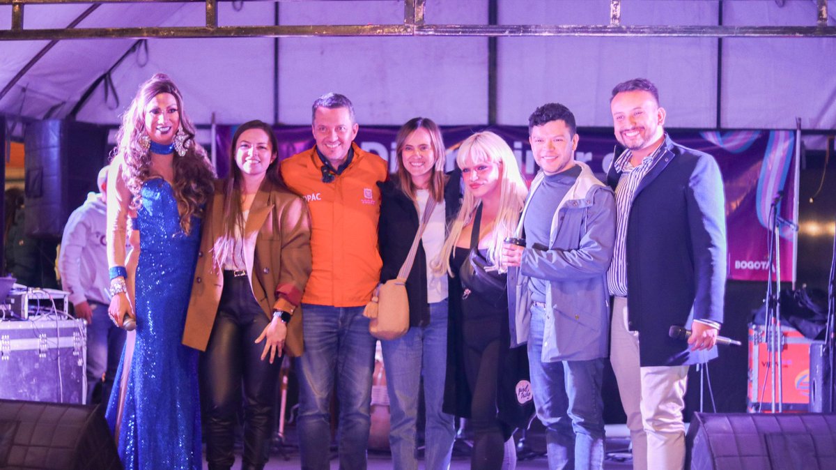 soycamilogomez's tweet photo. Cuatro años consecutivos  con el honor de presentar el concurso #Bogotalent en el #DistritoDiverso de @Bogota. 

Espacios como este, liderados por @BogotaParticipa y @SePuedeSer, demuestran que el arte y la cultura son esenciales para toda la ciudad, especialmente para sectores históricamente vulnerados. 

La revolución del arte nos invita a construir una Bogotá más inclusiva y vibrante. 🏳️‍🌈🏳️‍⚧️✊ 
#EnBogotáSePuedeSer