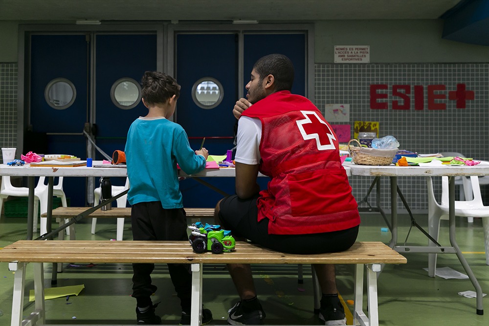 CruzRojaCV's tweet photo. 02/11/24 19:00h Cae el sol, pero no decae la solidaridad, ni la humanidad, del voluntariado de @CruzRojaEsp y de todas las personas y efectivos que están trabajando y colaborando en ayudar a las personas afectadas por la #Dana 📍Albergue provisional en la C.Valenciana https://t.co/b0oBhQJIS7