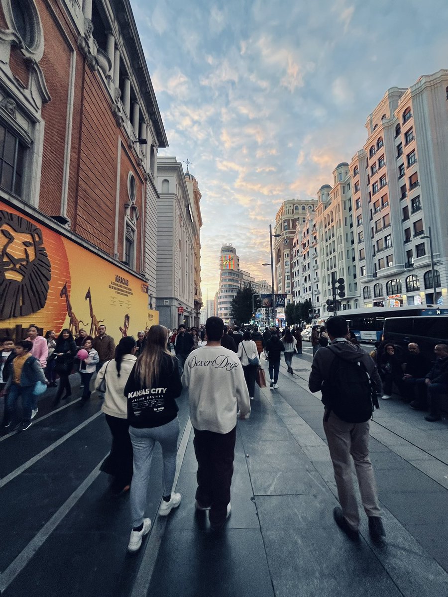 anirinnie's tweet photo. Saturday evening in #Madrid https://t.co/V1awu7DPTc