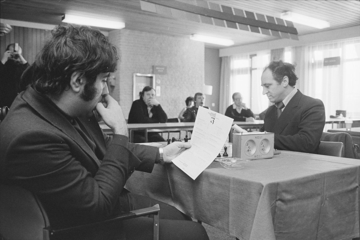 dgriffinchess's tweet image. Wijk aan Zee 1979. In those days it was normal for the players to receive bulletins of the previous round&apos;s games, as here, where Israeli GM Roman Dzindzichashvili prepares to face his former Soviet colleague Lev Polugaevsky in Round 5.
(📷: noord-hollandsarchief.nl.) #chess