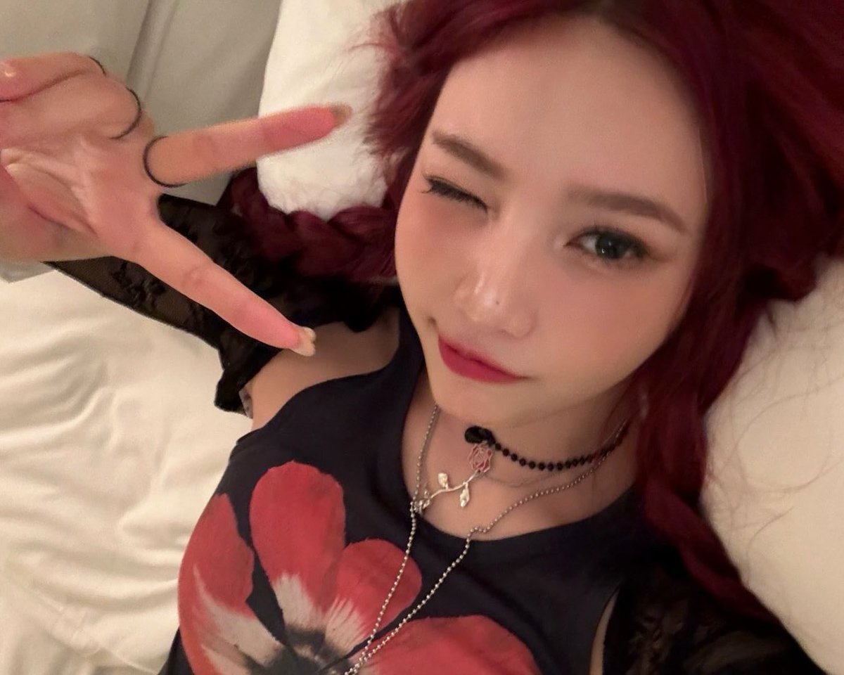 joypics's tweet photo. she knows she’s the hottest https://t.co/oMPhFepcTp
