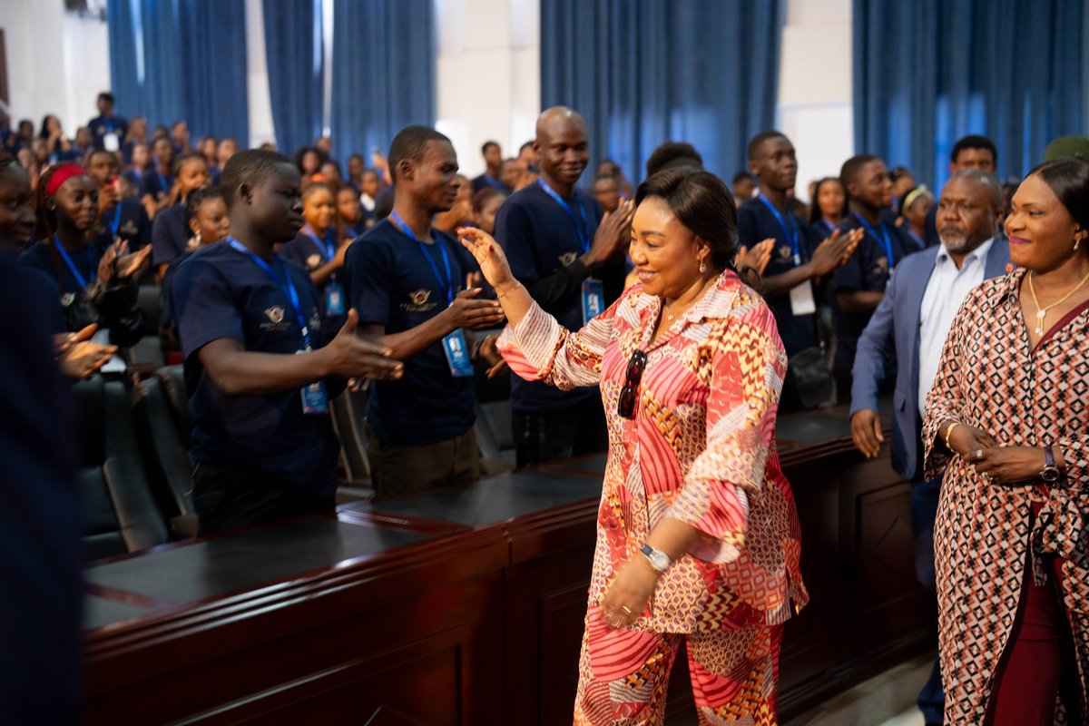 DeniseNyakeru's tweet photo. Cet avant-midi, à Kolwezi, nous avons lancé le test de sélection des candidats éligibles à la bourse pour la 3ᵉ édition de notre programme spécial EXCELLENTIA Lualaba Bora ! 

Voir cette initiative grandir et toucher de plus en plus de jeunes brillants de cette province me remplit d’une immense fierté. Car au-delà de toutes les ressources, la plus grande richesse de notre chère patrie est sa population, et particulièrement sa jeunesse. Chaque jeune que nous soutenons est une pierre posée sur le grand chantier de l’éducation et du développement, un pas vers un Congo fort et éclairé.

Aux autorités provinciales du Lualaba, sachez que vous accomplissez une œuvre de grande valeur. La patrie vous en sera à jamais reconnaissante pour cette opportunité offerte à la jeunesse de cet province. Comme l’a si bien exprimé Nelson Mandela, « L’éducation est l’arme la plus puissante que l’on puisse utiliser pour changer le monde. » Investir dans notre jeunesse, c’est investir dans l’avenir de notre nation. 

Je ne ménagerai aucun effort pour que ce programme continue d’impacter positivement des vies et de bâtir un avenir où chaque jeune Congolais pourra atteindre ses rêves et contribuer à l’essor de notre pays. 🇨🇩✨ @FifiMasukaSaini 

Plus de photos : https://t.co/NoSooQYb9O? 

#PlusFortes #EXCELLENTIA