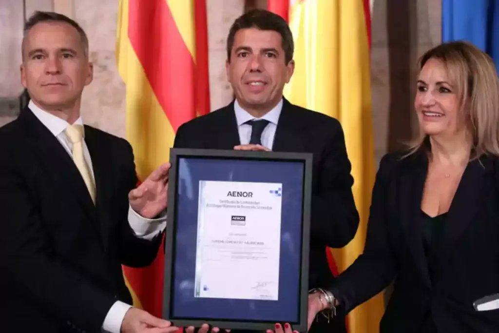 Esta es la foto que el PP no quiere que veas. El president Mazón y la consellera Nuria Montes fueron a recoger el premio de "Estrategia de Sostenibilidad Turística" de AENOR a pesar de las advertencias de inundaciones catastróficas por la DANA ese mismo día.