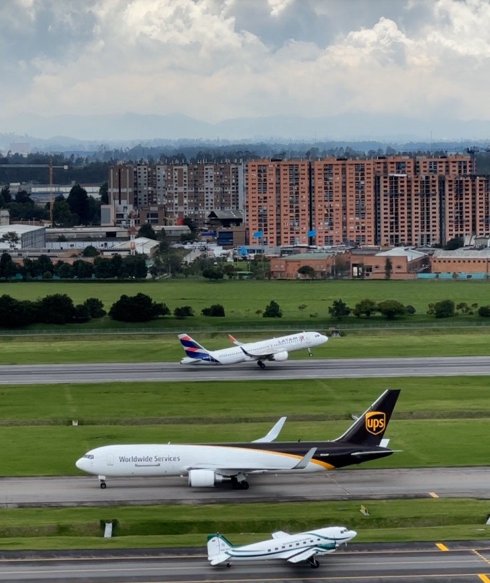 maitoplane's tweet photo. Momentos que hacen de la aviación algo muy especial.
#boeing #airbus #douglas #dc3 #Bogotá #Colombia https://t.co/tuUIgzPgm4