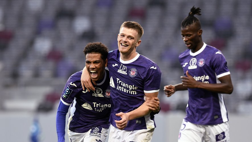 TERMINÉ ⏰

POULOUSE FC 🇫🇷 (6) 3-1 (3) 🇪🇸 PATLETICO DE VARDRID

Les poulousains enchaînent et réalisent un carton plein !

⚽️ : GinoGoat 13' (P) 45' 
Olive 29' : ⚽️
⚽️ : LGoatinho 77'