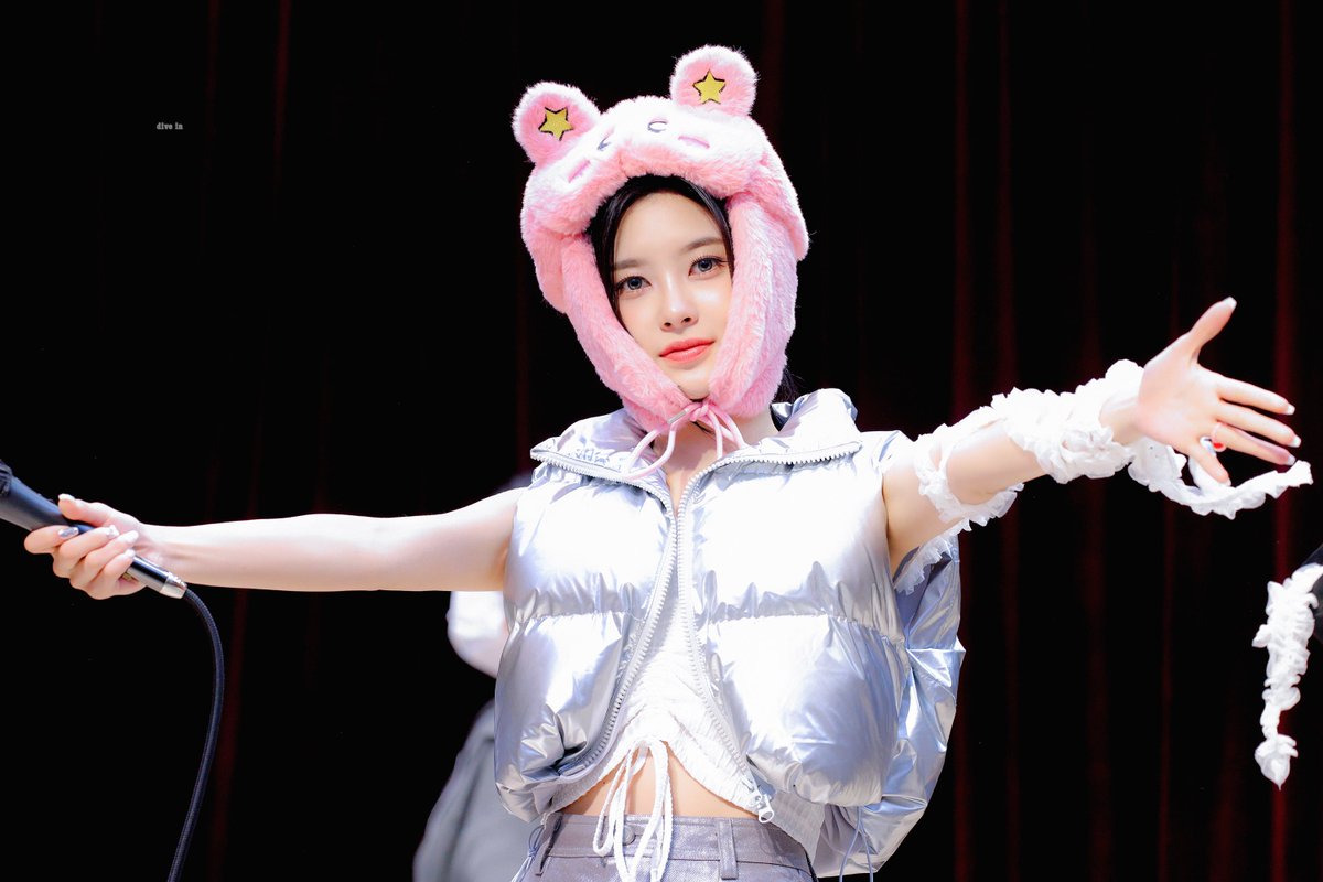 DIVEIN_DY's tweet photo. 241101 다연이 안아🫂🫂

#김다연 #KIMDAYEON #케플러 #Kep1er https://t.co/od9kCNQqQj