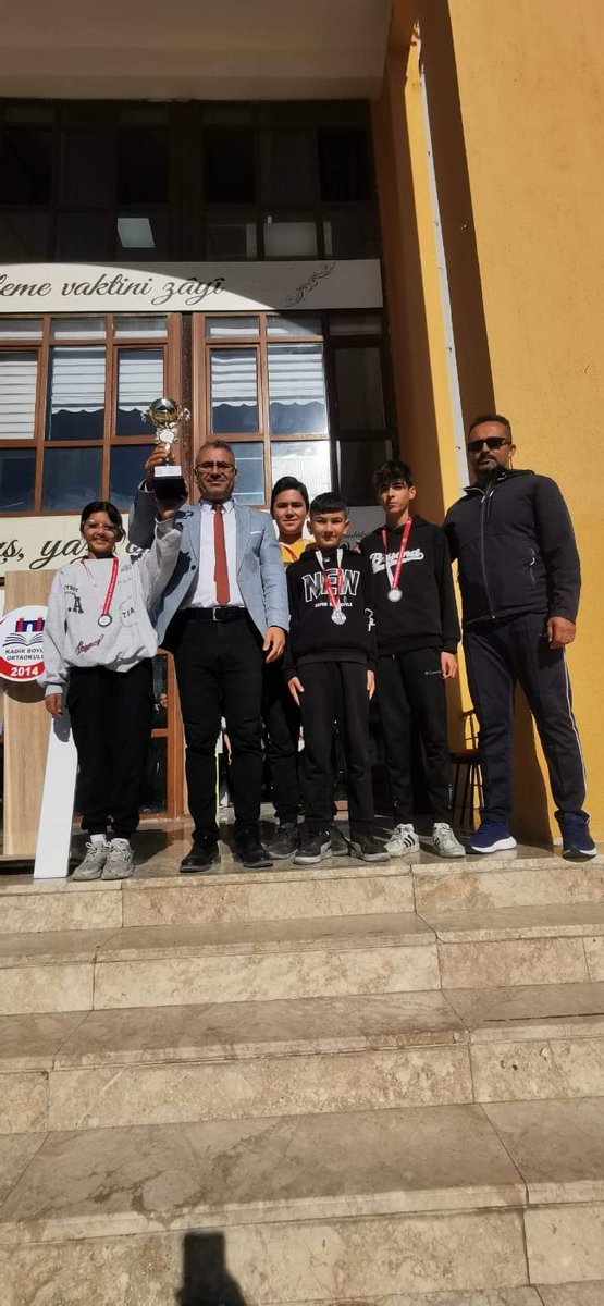 29 Ekim Cumhuriyet Bayramı kapsamında gerçekleştirilen dart turnuvasında öğrencilerimiz İL 2.Sİ olarak bizi gururlandırdılar🏆💯🎯 Çocuklarımızı, öğrencilerimizin antrenörü Recep GÜRDAL'ı ve okulumuz beden eğitimi öğretmeni Ümit ÇİÇEK'i kutlarız👏👏👏 <a href="/ispartamem/">Isparta İl Millî Eğitim Müdürlüğü</a> <a href="/recai_ocak/">Recai Ocak</a>