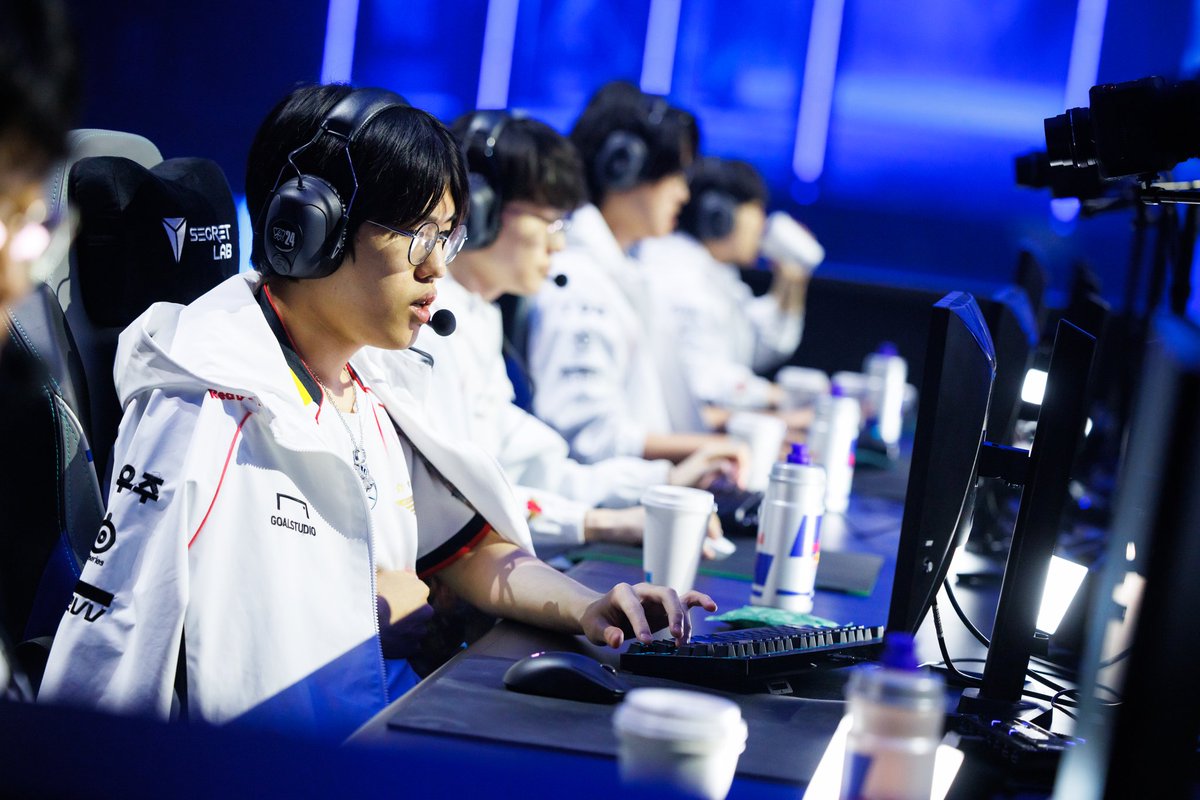 ValeryIts_Ok's tweet photo. el verdadero "I'M ON MY KNEES, PRAY
FOR GLORY" lo siento ahora 🙏

#t1win #worlds2024 https://t.co/Iennm6jsjb