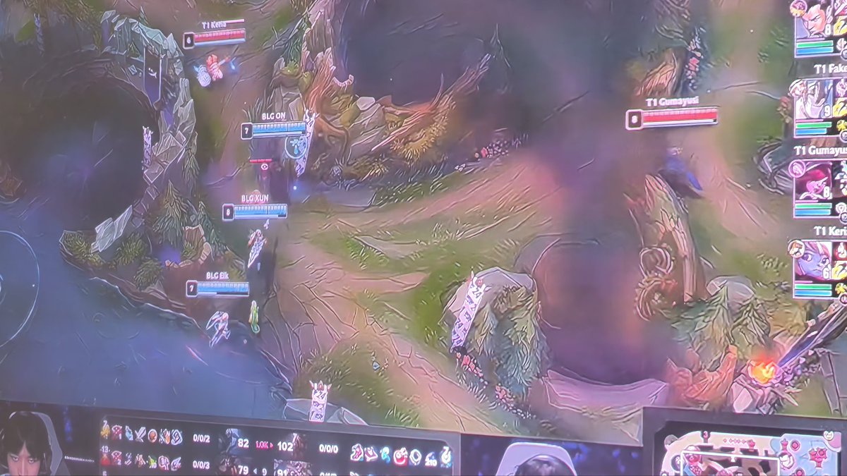 从前4局来看，谁拿了虫谁就赢，恭喜T1