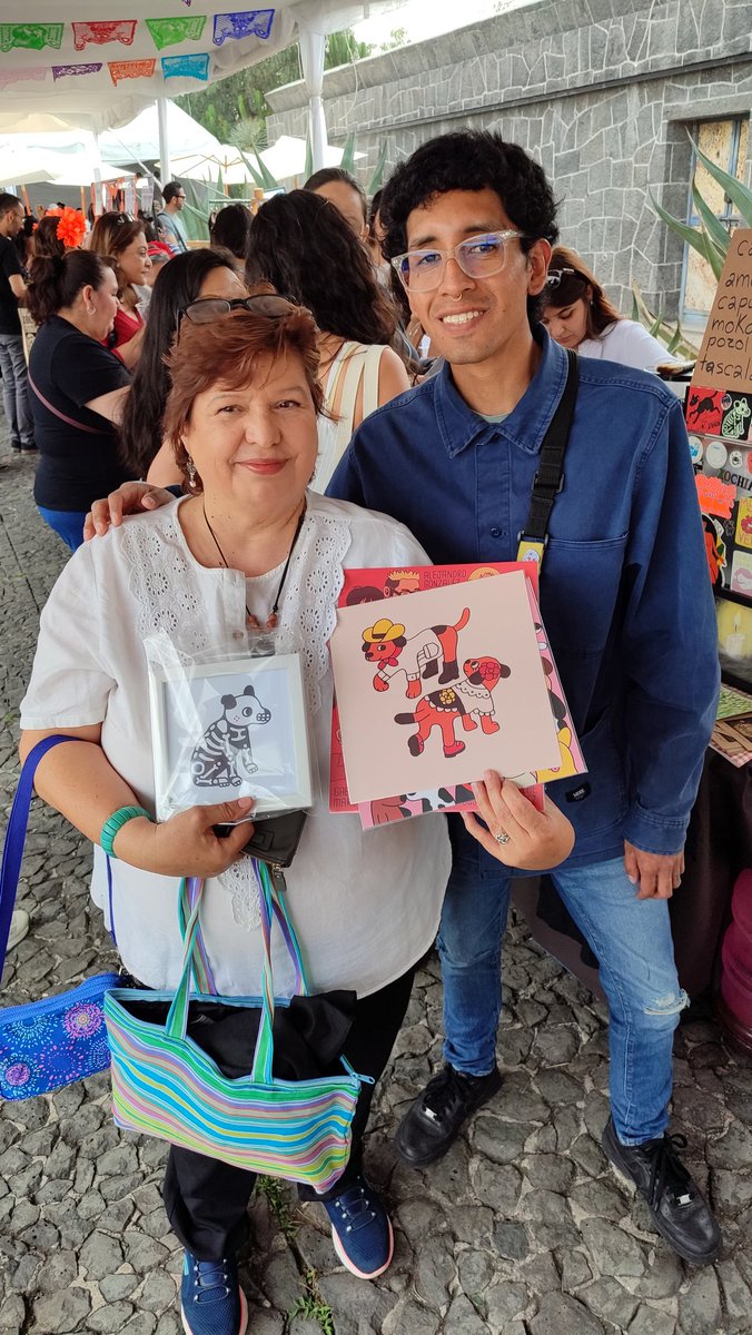 #FiestadeAmoryMemoria Me fui a dar una vuelta al Anahucalli, a ver el trabajo de <a href="/malditoperrito/">Cachorro</a> , ver las novedades que llevo, como los prints, playeras, pins, los cuadros etc ! Y aproveché, para sacarme una foto con el ! Siempre amable y gentil! Así quedó mi Ofrenda ! 😃
