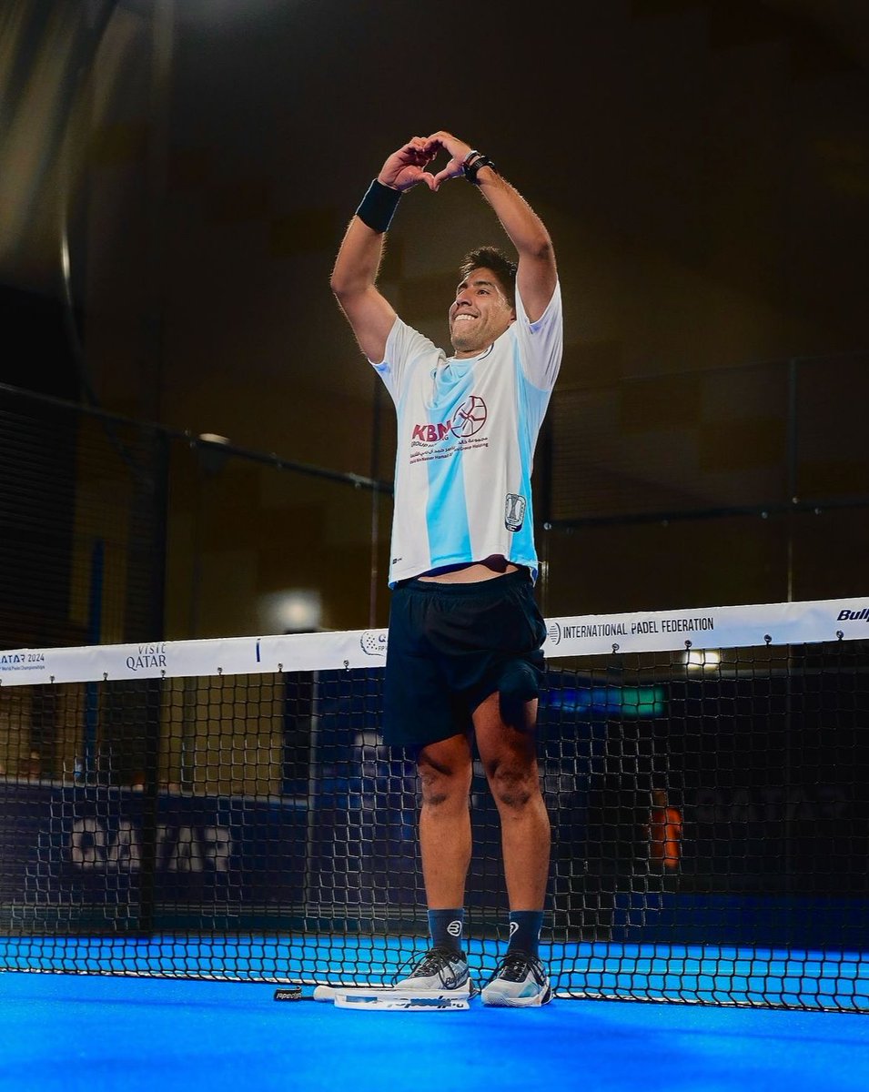 MedioPuntoPadel's tweet photo. Espectacular Fede Chingotto. Una vez más que España tiene opciones para romper y se encuentra con un muro en Chingoland. Rapidisímo en la red y manejando en la transición. Manteniendo vivas las opciones de Argentina en el mundial. https://t.co/4F6U4kmDrz