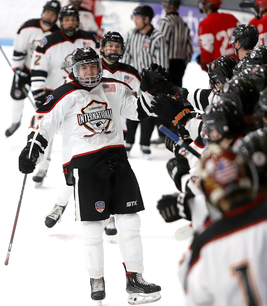 ELPuckOfficial's tweet image. Minnesota locked into physical battle with Stanstead College, tied 1-1 after 1P. Brent Solomon @CPboyshockey scores for Minnesota, his league-leading 31st goal of the season. Assist to Matt Hauser @rhs_boyshockey
Boxscore: hselitehockey.com/stats#/165/gam…
Photos: zenfolio.page.link/XQxn1