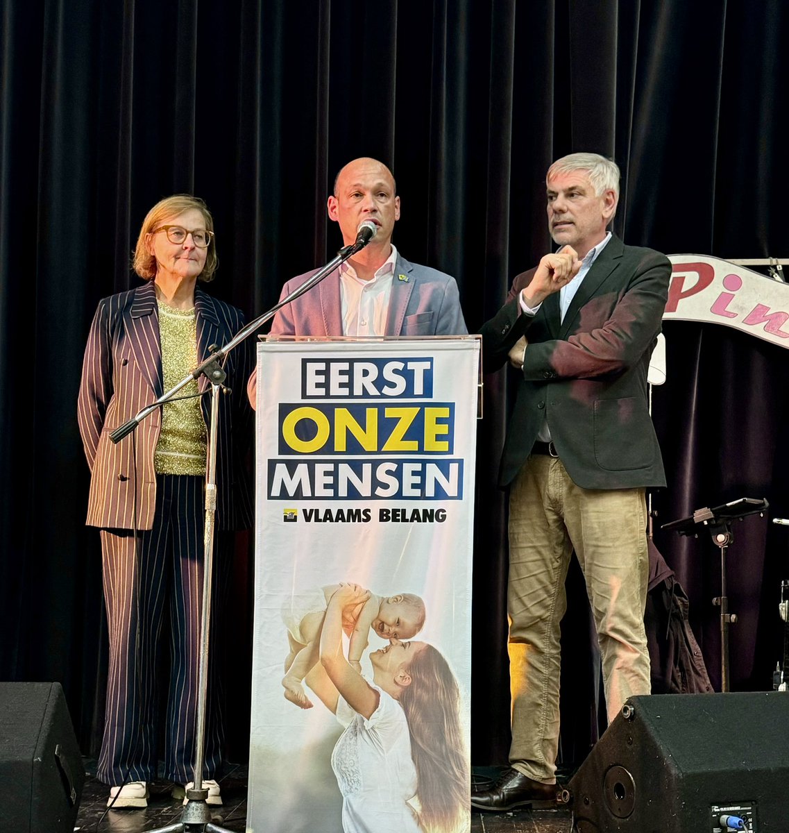 FDW_VB's tweet image. Het lijkt wel alsof de verkiezingscampagne voor het federaal parlement al opnieuw begonnen is… Viering van 30 jaar @vlbelang #Stabroek met @Marijke_Dillen en @elst_manuel #EigenVolkEerst