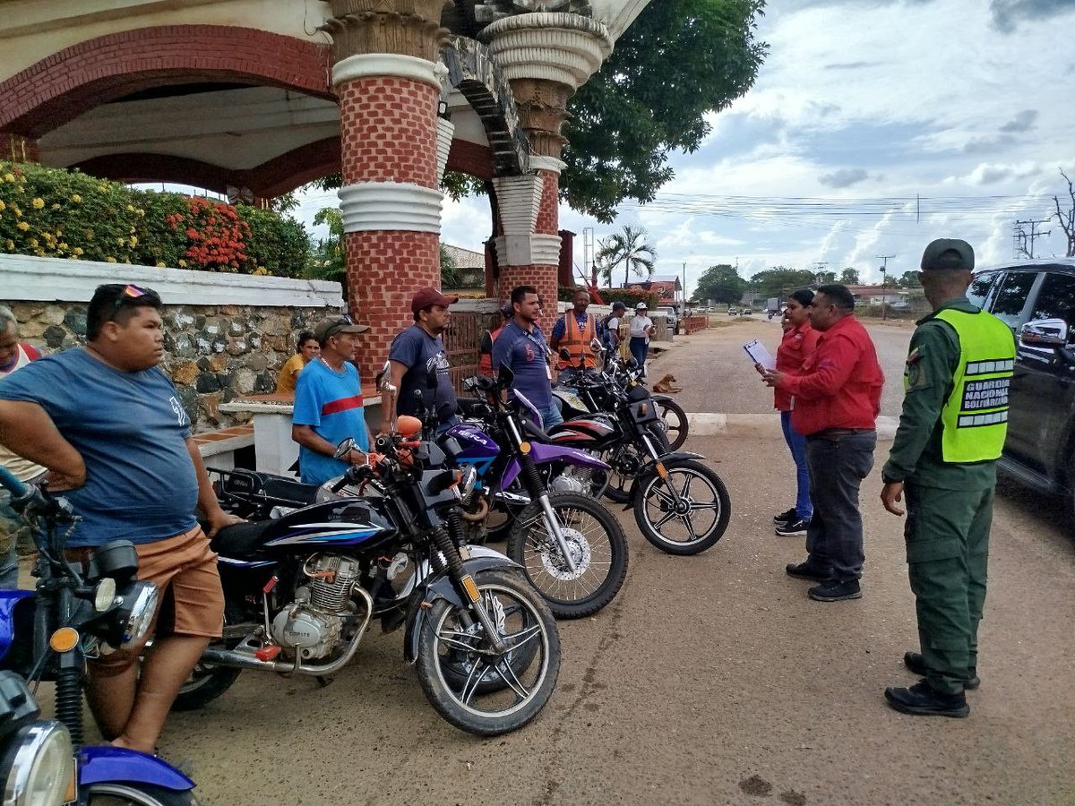 ¡Desde temprano en Zaraza! ☀️ El #INTT y la GNB llevan conocimiento a las calles, realizando charlas de educación vial y consejos para los conductores  #JuntosPorLaPaz