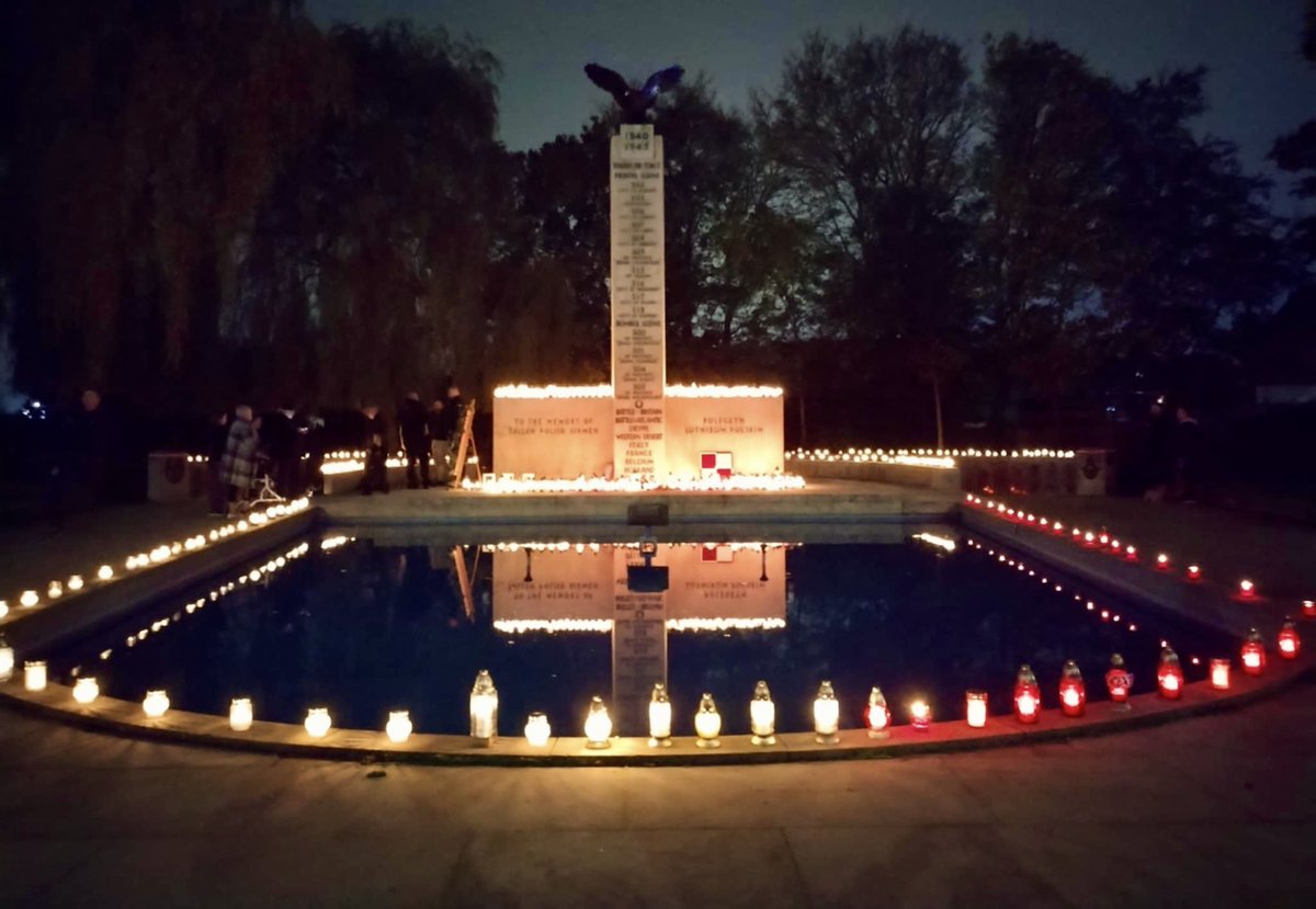 One of the most beautiful pictures from the All Saints’ Day! The Polish War Memorial in London, unveiled #OTD in 1948, honours the Polish airmen who lost their lives in the #BattleofBritain. There are 2,165 Polish names engraved on its walls. Today, we pay tribute to them. Lest