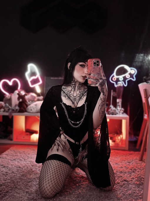 Nordlys - the craziest thing a man can do is wanting a 30 year old goth woman in his life 😼 https://t.co/LgXSVZXYXc