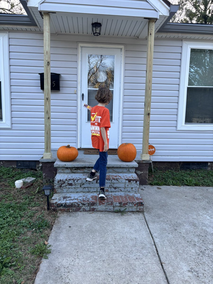 Family door knocking for <a href="/FanningforSC/">Sen. Mike Fanning</a> today.