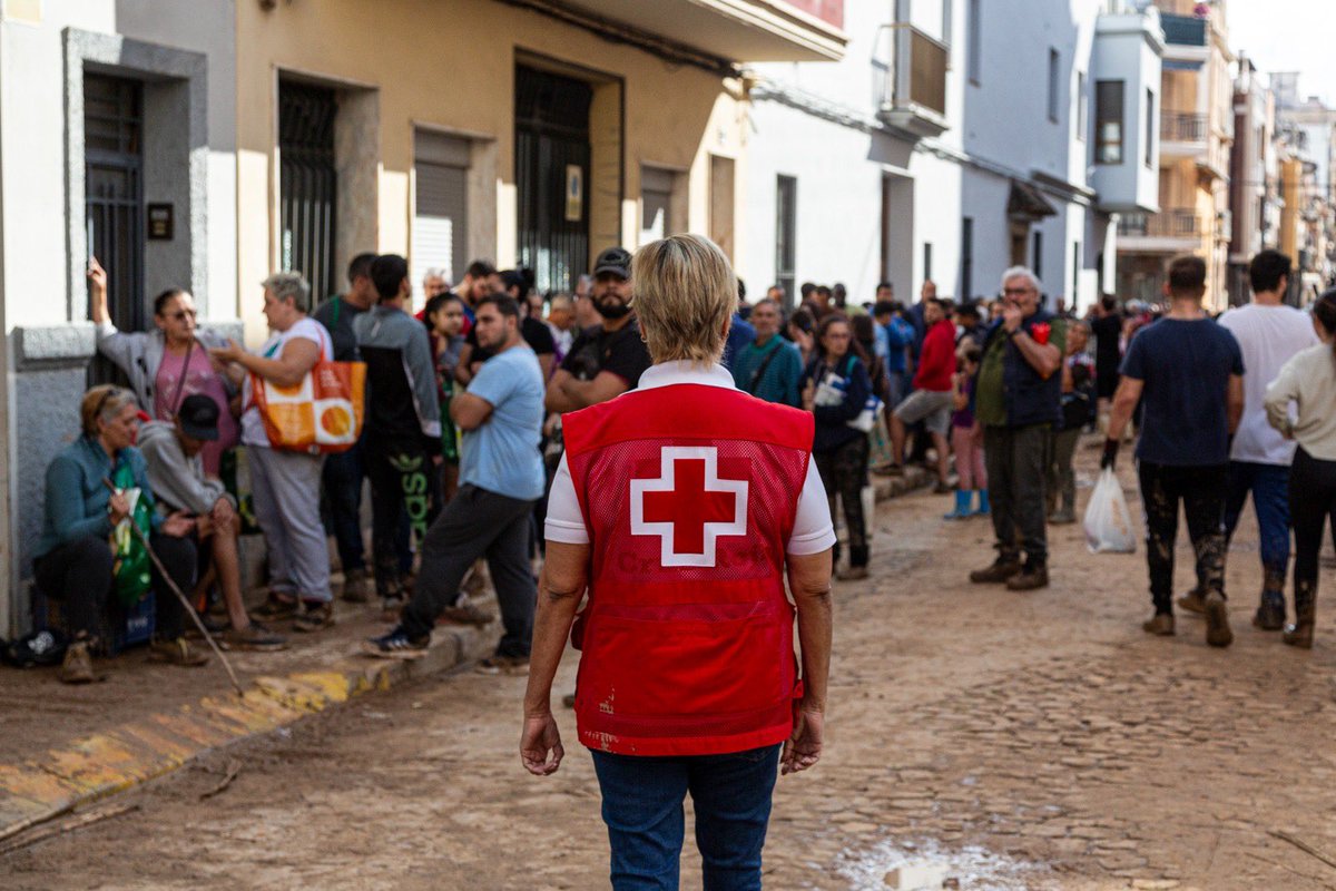 Hoy hemos podido enviar a Valencia baterías externas para móviles junto con la <a href="/AEF_fundaciones/">AEF Fundaciones</a> para los afectados por las terribles inundaciones #MovilizadosPorLaDana   <a href="/Telefonica/">Telefónica</a> <a href="/VolunTelefonica/">Voluntariado de Telefónica</a> <a href="/CruzRojaEsp/">Cruz Roja Española</a> 

cercadeti.cruzroja.es/telefonicaysuf…