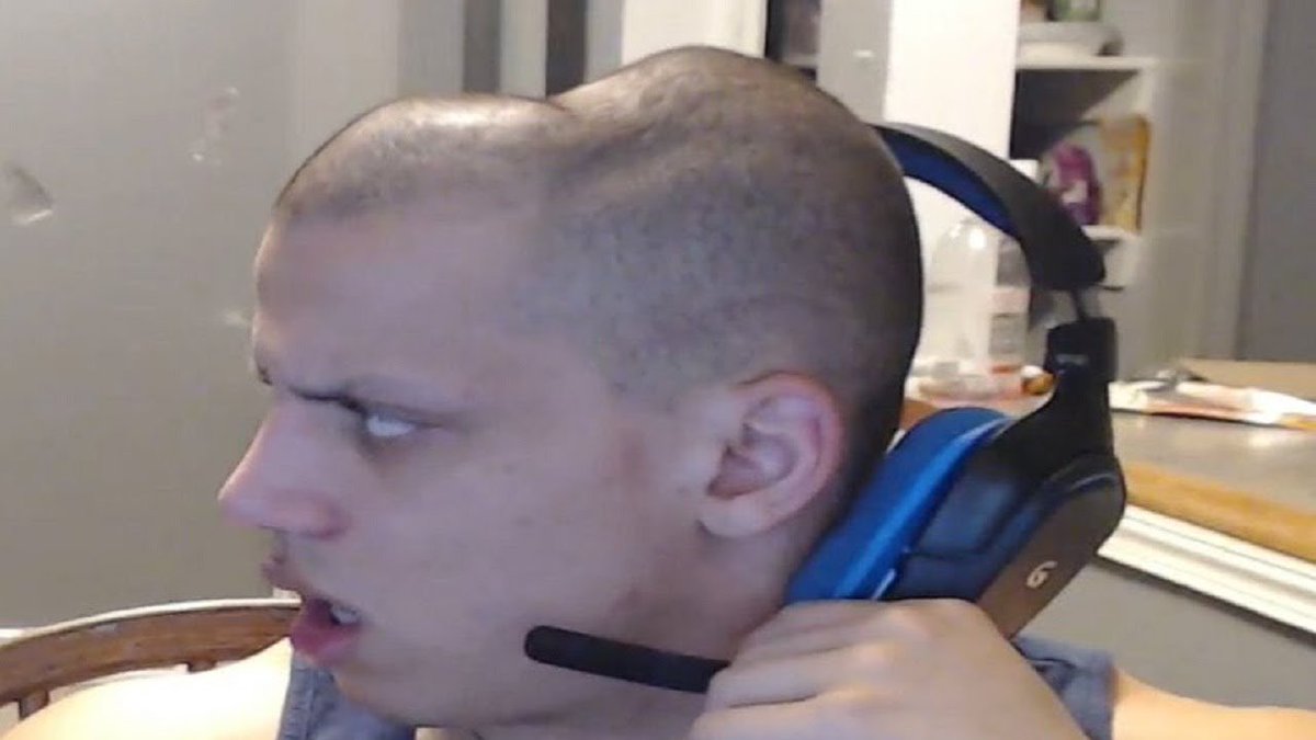 Peregrine_ST2's tweet image. zeus after lifting the worlds trophy