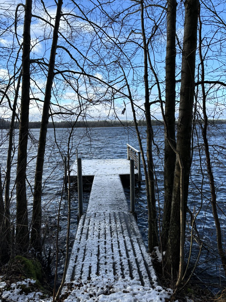 Viimeiset mökkityöt tämän vuoden osalta paketissa. Oli melko raikas sää.