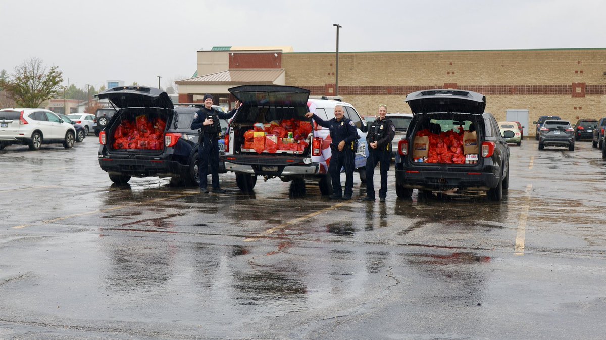 shawneeKSpolice's tweet photo. Thank you, Shawnee! Your incredibly generous donations will help Shawnee Community Services assist families in need. We want to thank everyone who donated food and monetary donations, our volunteers, and Cosentino's Price Chopper for their help. https://t.co/RGPRQtyXNw